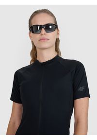 4f - 4F Koszulka rowerowa damska - czarna S. Typ kołnierza: kołnierzyk stójkowy. Kolor: czarny. Materiał: włókno, syntetyk, materiał. Długość rękawa: krótki rękaw. Długość: krótkie. Wzór: gładki, ze splotem. Sport: kolarstwo #1