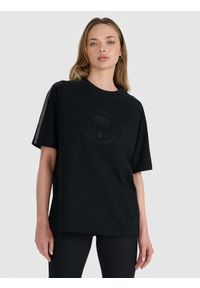 4f - 4F T-shirt oversize z nadrukiem damski - czarny XS. Okazja: na co dzień. Kolor: czarny. Materiał: jersey, tkanina, dzianina, bawełna, materiał. Długość rękawa: krótki rękaw. Długość: krótkie. Wzór: nadruk. Styl: sportowy, klasyczny, casual