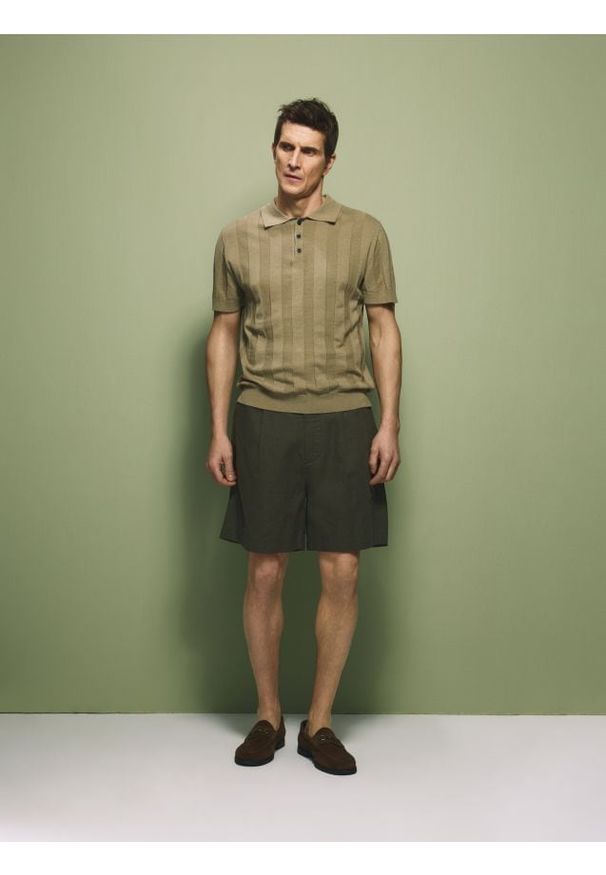 Reserved - Koszulka polo z lnem - oliwkowy. Typ kołnierza: polo. Kolor: oliwkowy. Materiał: len