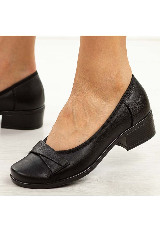 Czarne skórzane Polskie półbuty damskie Gregors 569. Kolor: czarny. Materiał: skóra. Szerokość cholewki: normalna