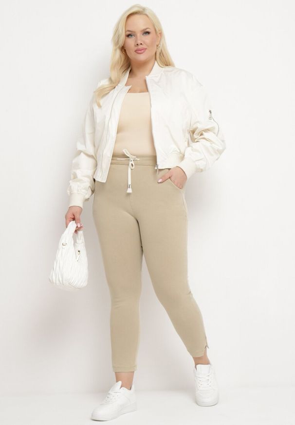 Born2be - Beżowe Spodnie Skinny ze Sznurkiem w Pasie i Kieszeniami Irfana. Okazja: na co dzień. Kolor: beżowy. Styl: elegancki, casual