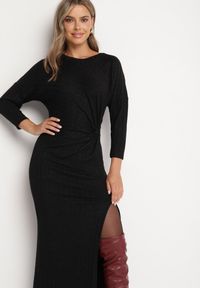 Born2be - Czarna Sukienka z Wiskozą Ozdobiona Wiązaniem i Metaliczną Nicią Ellinira. Okazja: na co dzień. Kolor: czarny. Materiał: wiskoza. Wzór: aplikacja. Typ sukienki: proste. Styl: casual, elegancki #5