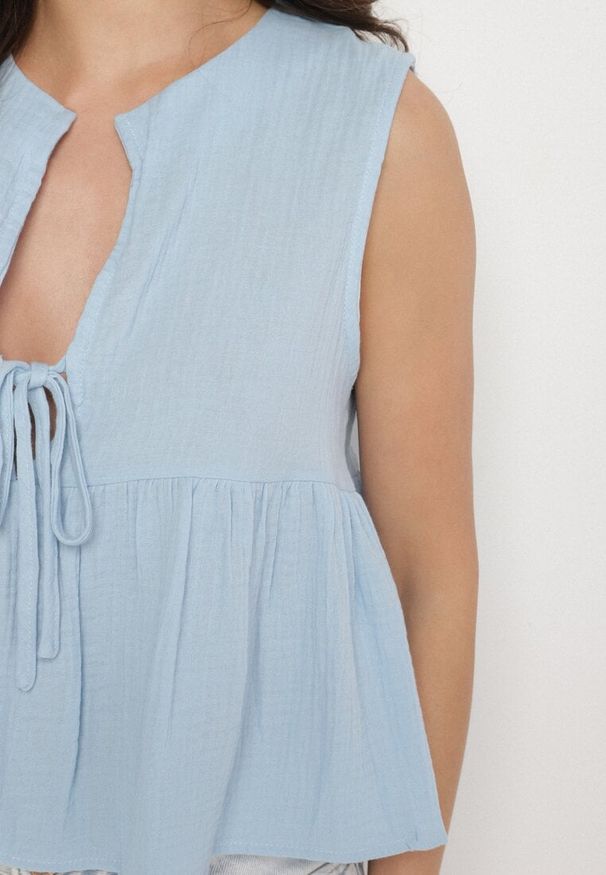 Born2be - Niebieska Bawełniana Bluzka Top z Wiązaniem z Przodu i Lekką Falbanką Furena. Kolor: niebieski. Materiał: bawełna. Sezon: lato
