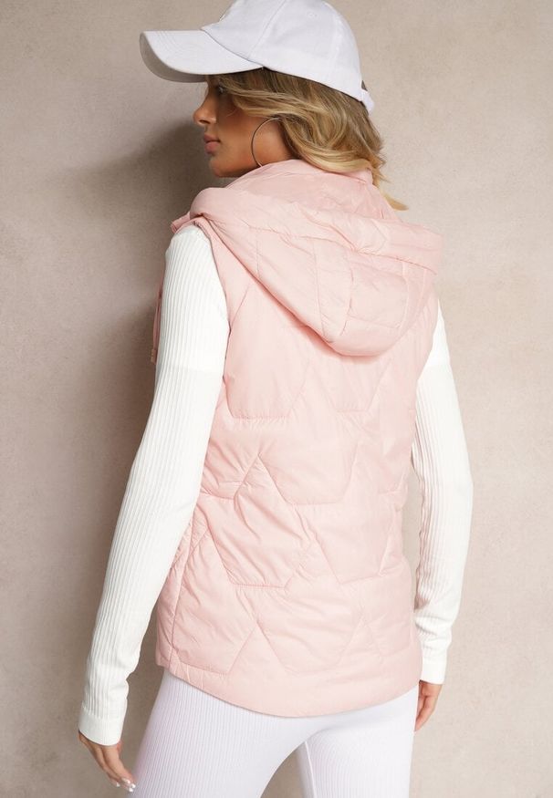 Renee - Różowa Pikowana Kamizelka z Odpinanym Kapturem Falidi. Okazja: na co dzień, na spacer. Typ kołnierza: kaptur. Kolor: różowy. Materiał: jeans. Styl: elegancki, casual