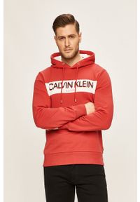 Calvin Klein - Bluza. Kolor: czerwony. Materiał: dzianina. Wzór: nadruk #1