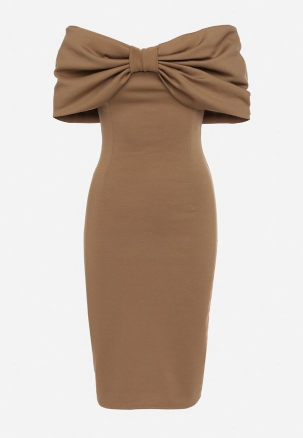 Born2be - Brązowa Taliowana Sukienka Dopasowana z Odsłoniętymi Ramionami i Drapowaniem Palamiria. Okazja: na randkę, na imprezę. Kolor: brązowy