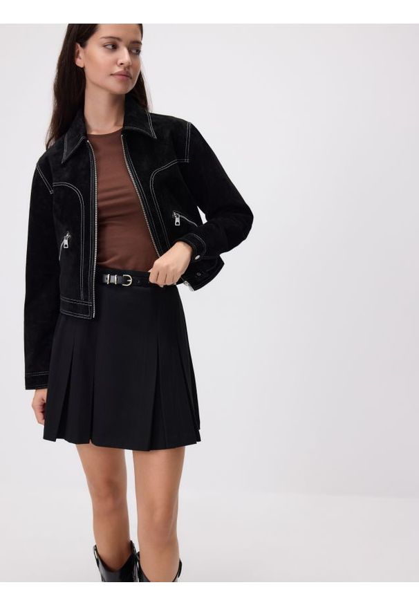 Reserved - Plisowana spódnica z paskiem - czarny. Kolor: czarny. Materiał: tkanina, wiskoza