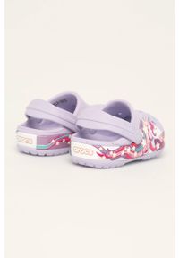 Crocs - Klapki dziecięce. Nosek buta: okrągły. Kolor: fioletowy. Materiał: syntetyk, materiał, guma. Styl: wakacyjny #2