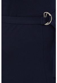 TOMMY HILFIGER - Tommy Hilfiger sukienka kolor granatowy midi rozkloszowana. Kolor: niebieski. Materiał: włókno, dzianina. Długość rękawa: krótki rękaw. Wzór: gładki. Typ sukienki: rozkloszowane. Długość: midi #2