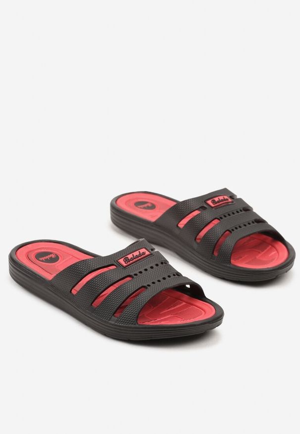Born2be - Czarno-Czerwone Piankowe Klapki w Sportowym Stylu z Wycięciami Marwena. Okazja: na plażę, na co dzień. Kolor: czarny. Wzór: aplikacja. Obcas: na płaskiej podeszwie. Styl: sportowy