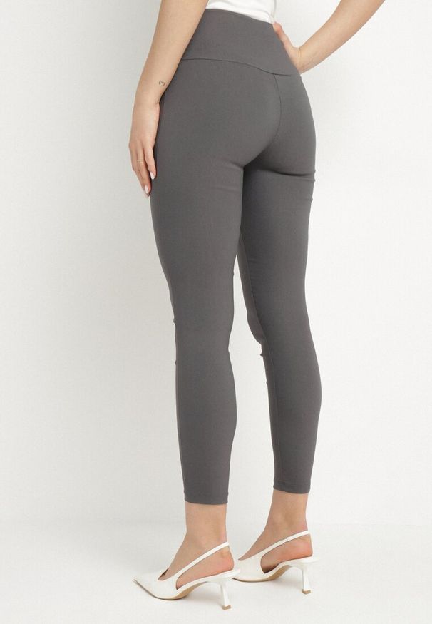 Born2be - Szare Legginsy z Wysokim Stanem Ozdobione Guzikami Kolithra. Okazja: do pracy, na co dzień. Stan: podwyższony. Kolor: szary. Wzór: aplikacja. Styl: elegancki, casual, klasyczny