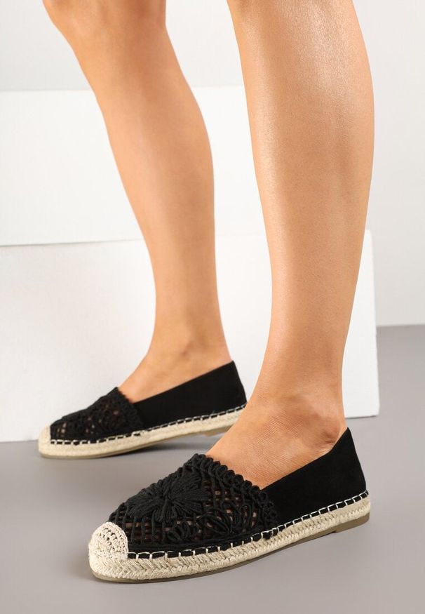 Renee - Czarne Espadryle z Ażurową Cholewką i Plecionką Sdivena. Okazja: na spacer, na co dzień. Kolor: czarny. Szerokość cholewki: normalna. Wzór: ażurowy. Sezon: lato. Obcas: na obcasie. Styl: wakacyjny, elegancki, casual. Wysokość obcasa: niski