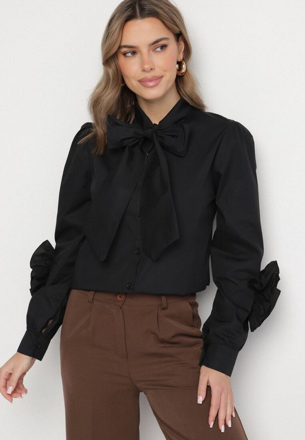 Born2be - Czarna Koszula z Ozdobnym Wiązaniem i Falbankami Zalimira. Okazja: na co dzień. Typ kołnierza: kołnierz z falbankami. Kolor: czarny. Materiał: jeans. Styl: elegancki, casual