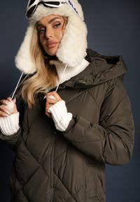 Renee - Ciemnozielona Pikowana Kurtka Płaszcz za Kolano z Kapturem Kinassan. Typ kołnierza: kaptur. Kolor: zielony. Wzór: geometria #3