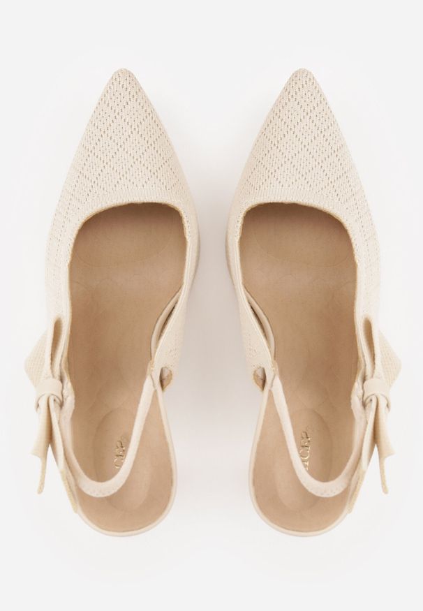 Born2be - Beżowe Dzianinowe Szpilki VICES z Odkrytą Piętą i Wkładką z Efektem Poduszki Zdobione Kokardą Onosea. Okazja: na co dzień. Zapięcie: pasek. Kolor: beżowy. Materiał: dzianina. Wzór: aplikacja. Obcas: na szpilce. Styl: casual, klasyczny