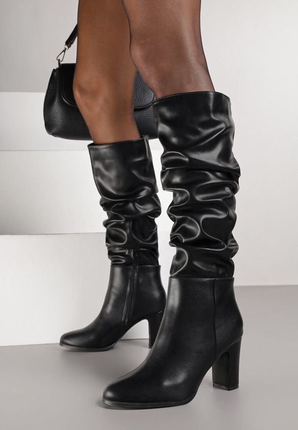 Renee - Czarne Kozaki Typu Slouchy na Słupku Dedvira. Okazja: na co dzień. Kolor: czarny. Materiał: jeans, skóra. Obcas: na słupku. Styl: casual. Wysokość obcasa: średni