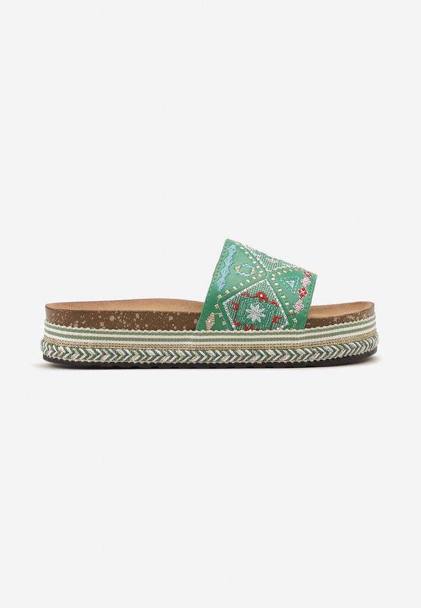 Renee - Zielone Klapki Boho na Niskiej Platformie Ozdobione Plecionką i Cyrkoniami Giratsa. Kolor: zielony. Materiał: jeans. Wzór: aplikacja. Sezon: lato. Obcas: na platformie. Styl: boho