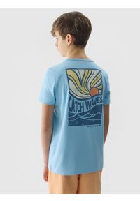 4F JUNIOR - T-shirt regular z nadrukiem chłopięcy - niebieski. Okazja: na co dzień. Kolor: niebieski. Materiał: bawełna, dzianina, jersey. Długość rękawa: krótki rękaw. Długość: krótkie. Wzór: nadruk. Sezon: lato. Styl: casual, sportowy