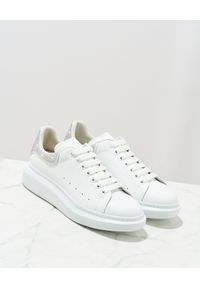 Alexander McQueen - ALEXANDER MCQUEEN - Sneakersy z kryształkami Swarovskiego. Nosek buta: okrągły. Zapięcie: sznurówki. Kolor: biały. Materiał: guma #2