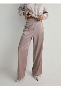 Reserved - Szerokie spodnie z wiskozą - brązowy. Kolor: brązowy. Materiał: wiskoza