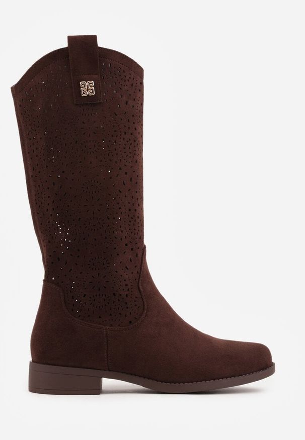 Born2be - Brązowe Botki Typu Kowbojki Ażurowe Ozdobione Metaliczną Aplikacją Iomosa. Okazja: na co dzień, do pracy. Kolor: brązowy. Materiał: prążkowany, skóra. Wzór: ażurowy, aplikacja. Styl: casual, elegancki