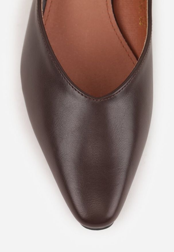 Renee - Brązowe Czółenka Vices ze Skórzaną Wkładką Zdobione Metaliczną Aplikacją Asivina. Okazja: na co dzień, na imprezę. Kolor: brązowy. Materiał: skóra. Wzór: aplikacja. Obcas: na obcasie. Styl: casual. Wysokość obcasa: niski