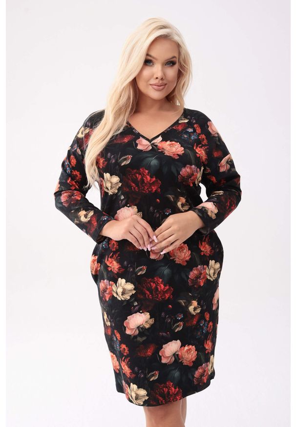 Moda Size Plus Iwanek - Ołówkowa dresowa sukienka Olivia "Jesienny Ogród" PLUS SIZE XXL OVERSIZE. Okazja: na co dzień. Typ kołnierza: dekolt w kształcie V. Kolekcja: plus size. Materiał: dresówka. Wzór: aplikacja, kwiaty. Sezon: jesień. Typ sukienki: dla puszystych, oversize, ołówkowe. Styl: casual, elegancki