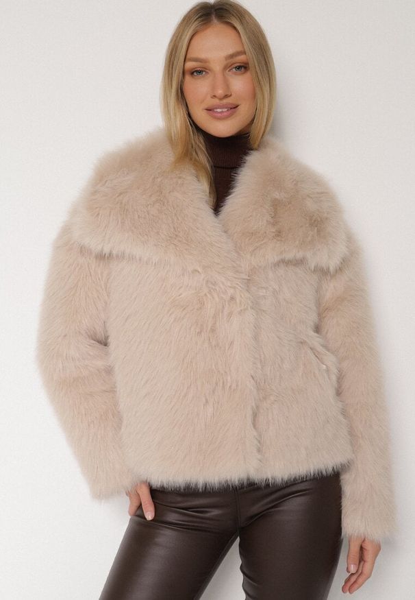 Born2be - Beżowa Pudełkowa Kurtka Futerko o Jednorzędowym Kroju Tildora. Okazja: na co dzień. Kolor: beżowy. Materiał: futro. Styl: casual, elegancki