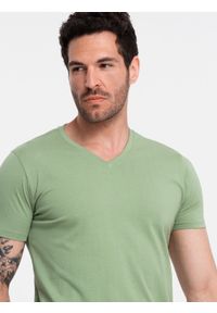Ombre Clothing - Bawełniana klasyczna męska koszulka z dekoltem w serek BASIC – zielona V11. Typ kołnierza: dekolt w serek. Kolor: zielony. Materiał: bawełna. Wzór: ze splotem, jednolity. Styl: klasyczny #3