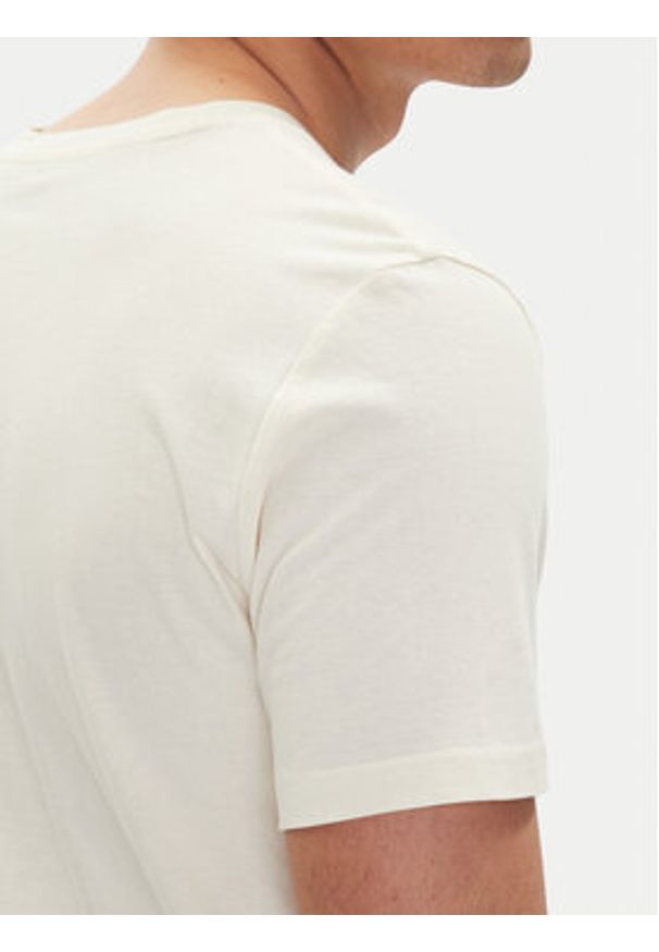 Mustang T-Shirt Austin 1016274 Biały Regular Fit. Kolor: biały. Materiał: bawełna