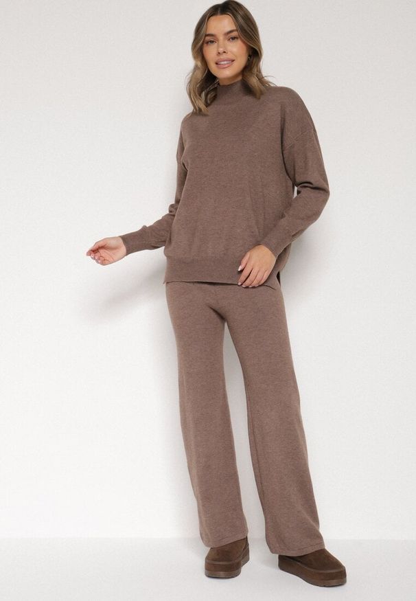 Born2be - Ciemnobeżowy Klasyczny Dzianinowy Komplet z Wiskozą Szerokie Spodnie i Sweter Półgolf Reillena. Kolor: beżowy. Materiał: dzianina, wiskoza