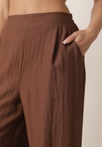 Born2be - Brązowe Strukturalne Spodnie Casual o Szerokim Kroju z Wysokim Stanem Sofede. Okazja: na co dzień. Stan: podwyższony. Kolor: brązowy. Materiał: len. Długość: krótkie. Styl: casual #4