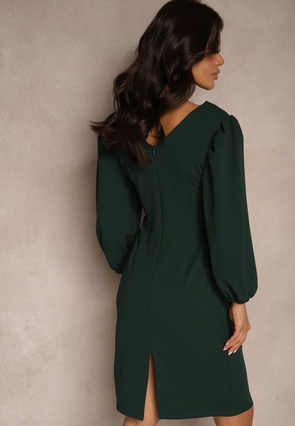 Renee - Ciemnozielona Sukienka o Dopasowanym Kroju z Lekko Bufiastymi Rękawami Zinnashira. Kolor: zielony. Styl: elegancki, klasyczny