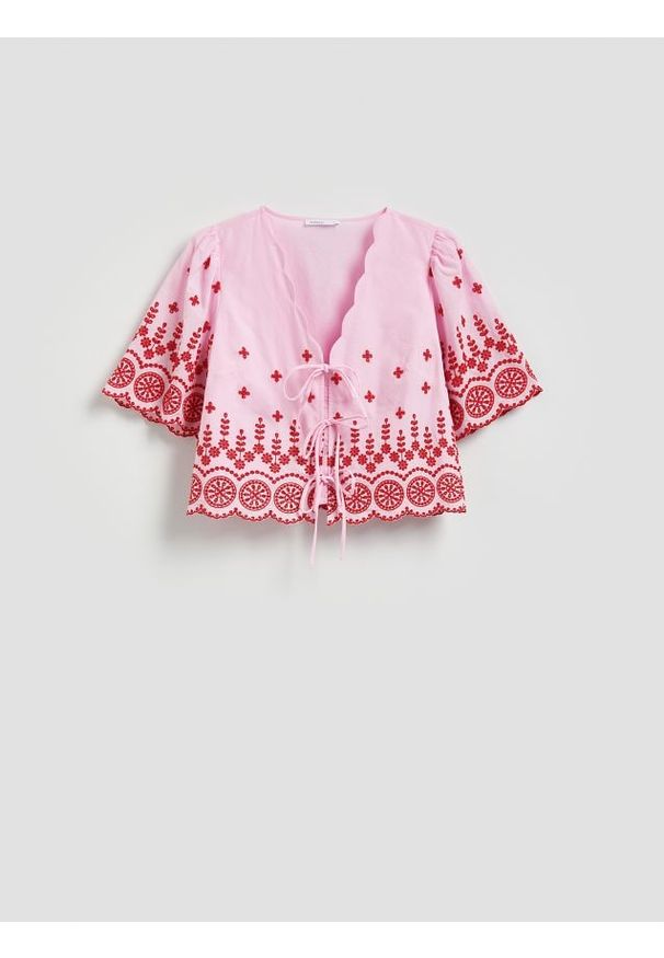 Reserved - Bluzka z ażurowymi detalami - różowy. Kolor: różowy. Materiał: bawełna, tkanina. Wzór: ażurowy