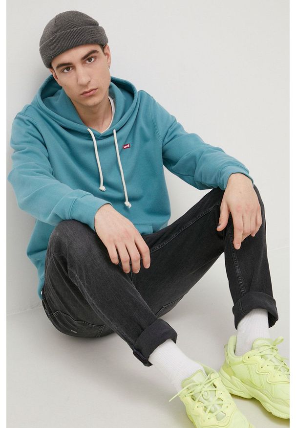 Levi's® - Levi's bluza bawełniana męska kolor zielony z kapturem gładka. Okazja: na spotkanie biznesowe, na co dzień. Typ kołnierza: kaptur. Kolor: zielony. Materiał: bawełna. Wzór: gładki. Styl: casual, biznesowy