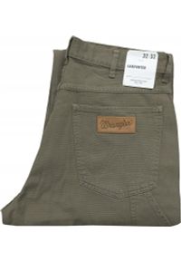 Wrangler - WRANGLER CARPENTER MĘSKIE SPODNIE MATERIAŁOWE DUSTY OLIVE W16KSD275. Materiał: materiał