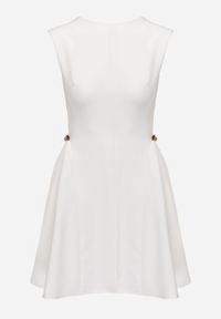 Renee - Biała Rozkloszowana Sukienka Bez Rękawów z Odpinanymi Aplikacjami w Pasie Maridina. Kolor: biały. Materiał: tkanina. Długość rękawa: bez rękawów. Wzór: aplikacja. Sezon: lato. Typ sukienki: trapezowe. Styl: klasyczny, elegancki #2
