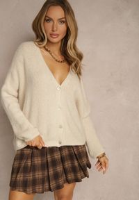 Renee - Beżowy Kardigan z Wełną i Moherem o Klasycznym Kroju z Dekoltem w Serek Avelmio. Okazja: na randkę, na spacer, na co dzień. Typ kołnierza: dekolt w serek. Kolor: beżowy. Materiał: wełna, moher. Długość rękawa: długi rękaw. Długość: długie. Styl: klasyczny #2