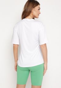 Born2be - Zielono-Biały Komplet T-shirt z Ozdobnym Nadrukiem Szorty Typu Kolarki Dresowy Wanesia. Kolor: zielony. Materiał: dresówka. Wzór: nadruk