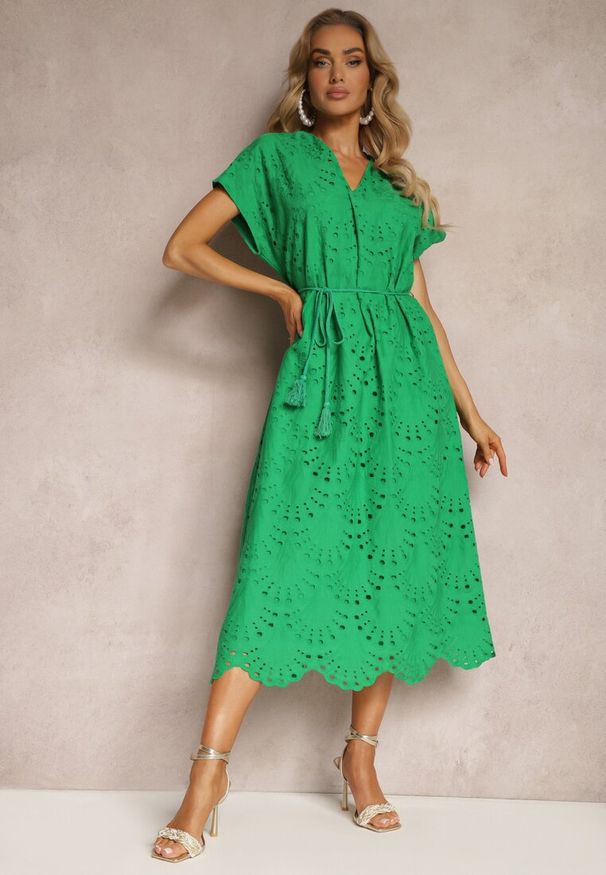 Renee - Zielona Bawełniana Sukienka o Haftowanym Wykończeniu z Materiałowym Paskiem w Talii Dimla. Typ kołnierza: dekolt w kształcie V. Kolor: zielony. Materiał: bawełna, materiał. Długość rękawa: krótki rękaw. Wzór: haft