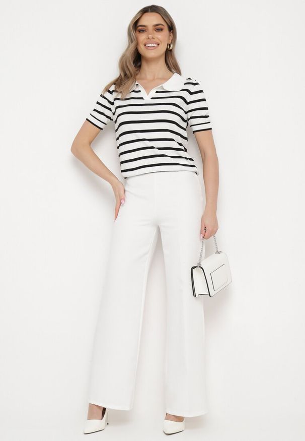 Born2be - Biała Wiskozowa Bluzka Polo Dzianinowa w Paski z Kołnierzykiem Eliltia. Typ kołnierza: polo. Kolor: biały. Materiał: wiskoza, dzianina. Wzór: paski. Styl: elegancki