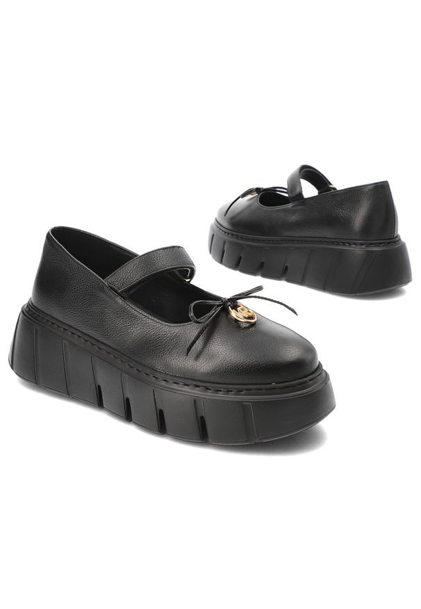 Czarne Półbuty Karino Eleganckie Obuwie Damskie. Okazja: na co dzień. Zapięcie: pasek. Kolor: czarny. Materiał: jeans, skóra. Wzór: grochy. Styl: elegancki