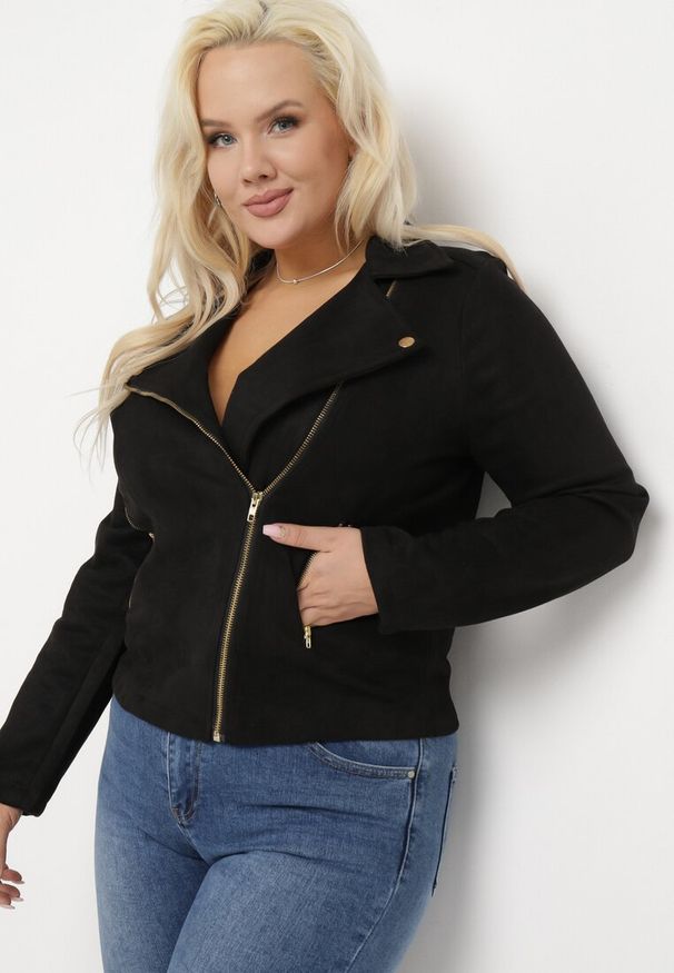 Born2be - Czarna Kurtka Ramoneska z Imitacji Zamszu z Asymetrycznym Suwakiem Maisen. Kolekcja: plus size. Kolor: czarny. Materiał: zamsz