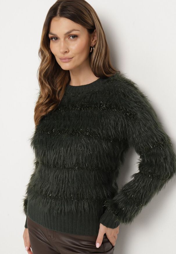 Born2be - Ciemnozielony Puchaty Sweter z Wełną i Ściągaczami Exenevia. Kolor: zielony. Materiał: wełna. Sezon: zima