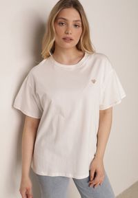 Born2be - Biały Bawełniany T-shirt z Serduszkiem i Ozdobnymi Łańcuszkami Jynorin. Okazja: do pracy, na co dzień. Kolor: biały. Materiał: bawełna. Wzór: aplikacja. Styl: elegancki, klasyczny, casual #6