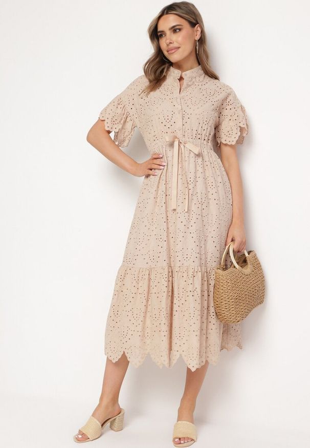 Born2be - Beżowa Haftowana Sukienka z Bawełny z Guzikami i Gumką w Talii Melliara. Okazja: na spacer, na imprezę. Typ kołnierza: dekolt w kształcie V. Kolor: beżowy. Materiał: bawełna. Długość rękawa: krótki rękaw. Wzór: haft. Sezon: lato. Styl: klasyczny, boho