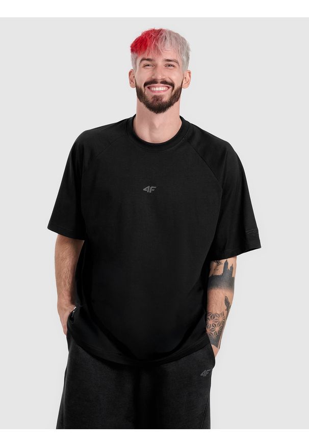 4f - 4F T-shirt oversize z nadrukiem męski 4F x Tomasz Fornal - czarny M. Kolor: czarny. Materiał: materiał, dzianina. Długość: długie. Wzór: nadruk. Styl: street