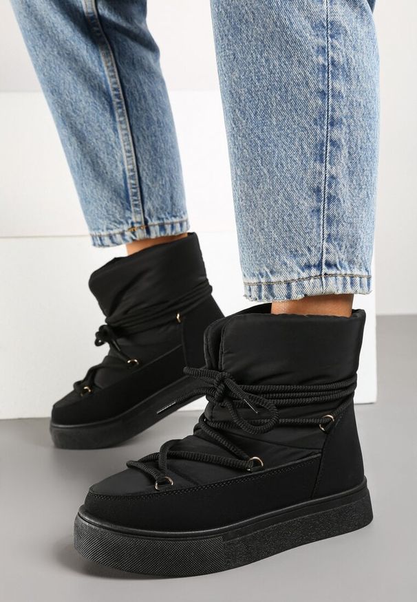 Born2be - Czarne Śniegowce na Grubej Podeszwie Ozdobione Wiązaniem Izalenna. Nosek buta: okrągły. Kolor: czarny. Materiał: nubuk, syntetyk, materiał, futro. Wzór: aplikacja. Sezon: zima. Obcas: na obcasie. Wysokość obcasa: niski