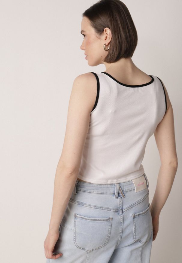 Born2be - Biały Bawełniany Top w Prążki z Guzikami przy Dekolcie Bervise. Okazja: na co dzień. Kolor: biały. Materiał: bawełna. Wzór: prążki. Styl: casual