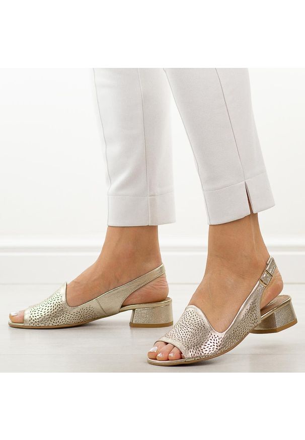 DEONI - Złote S ażurowe skórzane Polskie sandały damskie na obcasie Deoni D521A. Okazja: na ślub cywilny, na wesele, na imprezę. Kolor: złoty. Materiał: skóra. Wzór: ażurowy. Sezon: wiosna, lato. Obcas: na obcasie. Styl: elegancki, klasyczny. Wysokość obcasa: średni